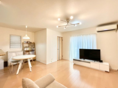 【居間・リビング】 | 城陽市枇杷庄西ノ口　中古戸建 | 【LDK18.5帖】
スーパー徒歩10分、コンビニ徒歩4分とお買物便利。《アルプラザ城陽店》が車で約4分と気軽にショッピングが楽しめます。