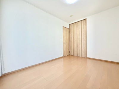 【洋室】 | 城陽市枇杷庄西ノ口　中古戸建 | 【洋室6帖】
各居室は6帖のゆとりのある広さです。クローゼットが備えられているので衣類などの収納がしっかりとでき、お部屋を広く使用できます。