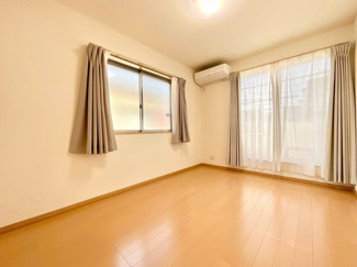 【洋室】 | 城陽市枇杷庄西ノ口　中古戸建 | 【洋室6帖】
振り分けタイプの間取りで、プライベート時間もゆっくりとお過ごしいただけます。
