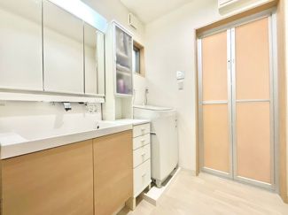 【洗面所】 | 城陽市枇杷庄西ノ口　中古戸建 | 【洗面所】
バルコニーは東向きのワイドバルコニーです。日当たり良好で洗濯物が早く乾きそうです。