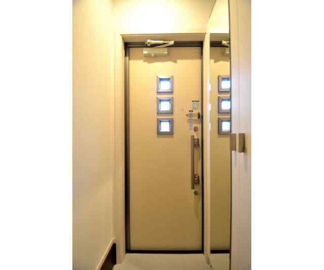 フォレストコートＣ棟の玄関