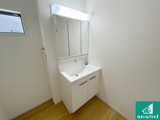 亀岡市大井町並河　第1期　新築一戸建ての独立洗面台|清潔感のある洗面台です。フラットな鏡は掃除がしやすく毎日清潔！鏡裏には収納があるのでスッキリとした洗面台が保てます。