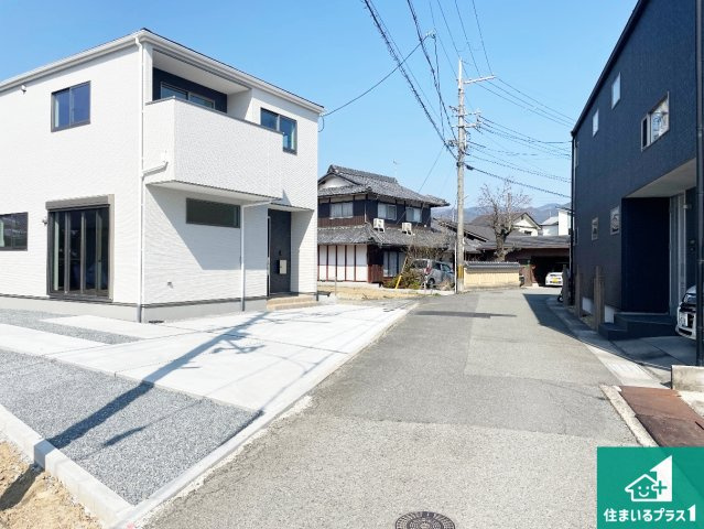 亀岡市大井町並河　第1期　新築一戸建ての前面道路含む現地写真|周辺は閑静な住宅街！前面道路広々で車の出し入れも便利です。駐車が苦手な方でも安心して車庫入れできます！