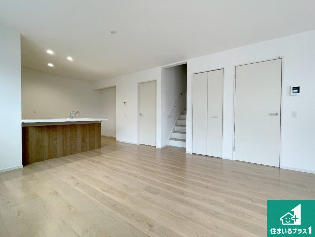 亀岡市大井町並河　第1期　新築一戸建ての居間・リビング|日当たり良好の明るいリビングで朝の目覚めもスッキリできそう！対面キッチンでご家族のコミュニケーションも自然と増える設計！小さなお子様が遊ぶスペースを作っても広々とくつろげるLDK！