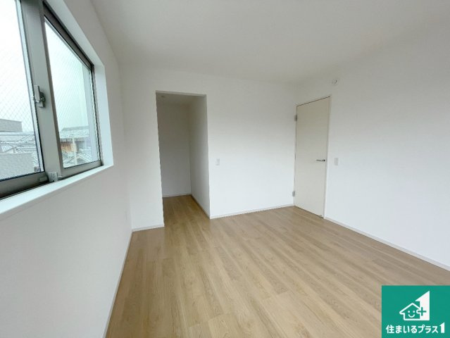 亀岡市大井町並河　第1期　新築一戸建ての洋室|シンプルな洋室は、自分好みのインテリアが楽しめます♪ご家族とインテリアや家具を選びに行くのは新築購入時の醍醐味の一つです。ぜひお楽しみください♪