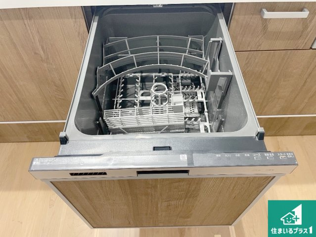 亀岡市大井町並河　第1期　新築一戸建ての設備|食事後の一仕事、食器洗いをボタン一つでお任せできちゃいます！場所を取らないビルトイン式なので、お料理スペースもしっかり確保！