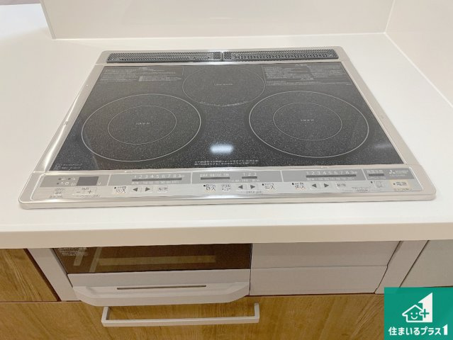 亀岡市大井町並河　第1期　新築一戸建ての設備|火を使わないので、安心なＩＨコンロ！でこぼこが無い構造なので、掃除もしやすく清潔に保てます！