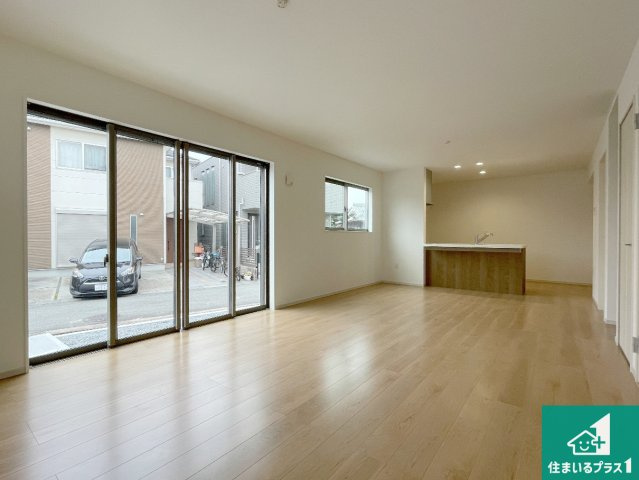 亀岡市大井町並河　第1期　新築一戸建ての居間・リビング|シンプルなリビングは、観葉植物等のインテリアを楽しめますね！パパ好みにも、ママ好みにも家具次第で雰囲気を変えることができます！