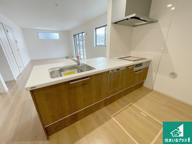 亀岡市大井町並河　第1期　新築一戸建てのキッチン|リビングと統一感があり、使い勝手のいいキッチン。広々としているので、二人並んで作業が出来ちゃいます。お子様と一緒に色々なお料理に挑戦できるスペースがあります。