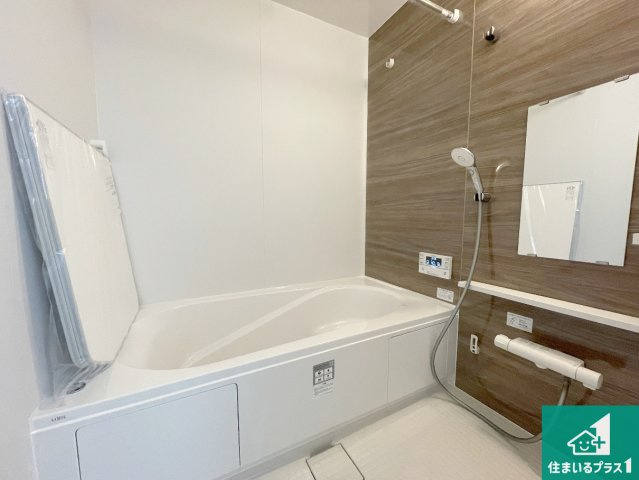 亀岡市大井町並河　第1期　新築一戸建ての浴室|足をゆったり伸ばして寛げる浴槽です。窓が設けられていますので差し込む光が明るく穏やかな雰囲気にしてくれます♪浴室乾燥機も設置しているので、雨の日の洗濯物も安心です♪