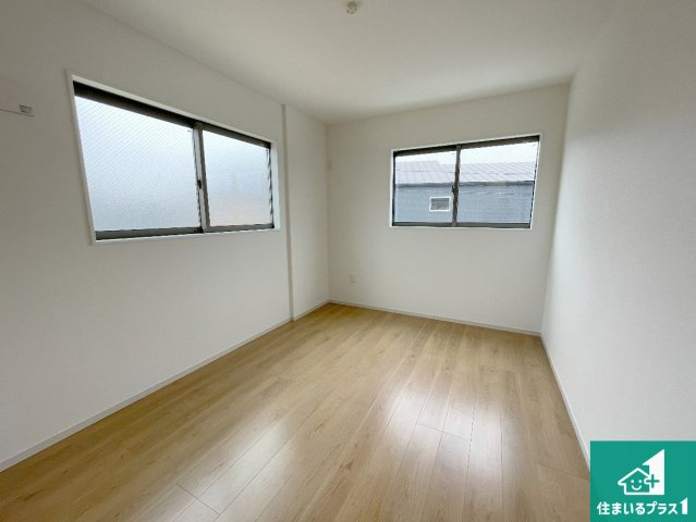 亀岡市大井町並河　第1期　新築一戸建ての洋室|シンプルな洋室は、自分好みのインテリアが楽しめます♪ご家族とインテリアや家具を選びに行くのは新築購入時の醍醐味の一つです。ぜひお楽しみください♪