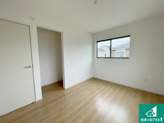 亀岡市大井町並河　第1期　新築一戸建ての洋室|シンプルな洋室は、自分好みのインテリアが楽しめます♪ご家族とインテリアや家具を選びに行くのは新築購入時の醍醐味の一つです。ぜひお楽しみください♪