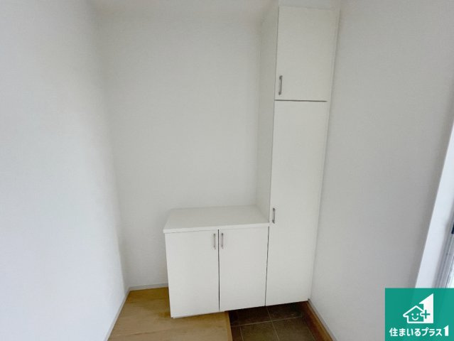 亀岡市大井町並河　第1期　新築一戸建ての玄関|シューズボックスにはたくさんの靴が収納できるので玄関周りはいつもスッキリ！ご家族が増えても安心！