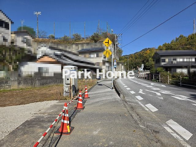 高知市口細山 5号地-建築条件付き-売土地の前面道路含む現地写真