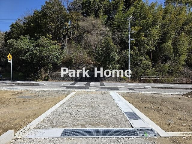 高知市口細山 5号地-建築条件付き-売土地の前面道路含む現地写真