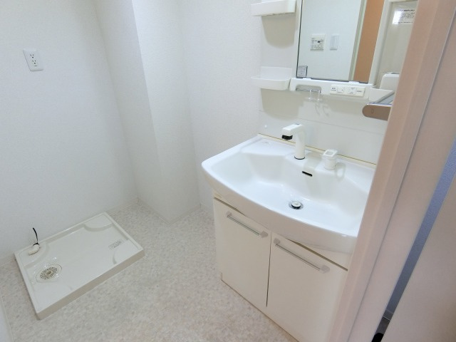 エスペランサ久留米駅前の洗面所|明るい洗面所です