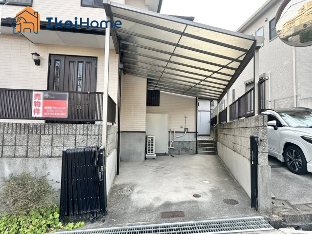 神戸市西区王塚台1丁目　中古戸建の駐車場|●年中無休：当日予約可●駐車カーポート1台可能！前面道路ゆったりしております！