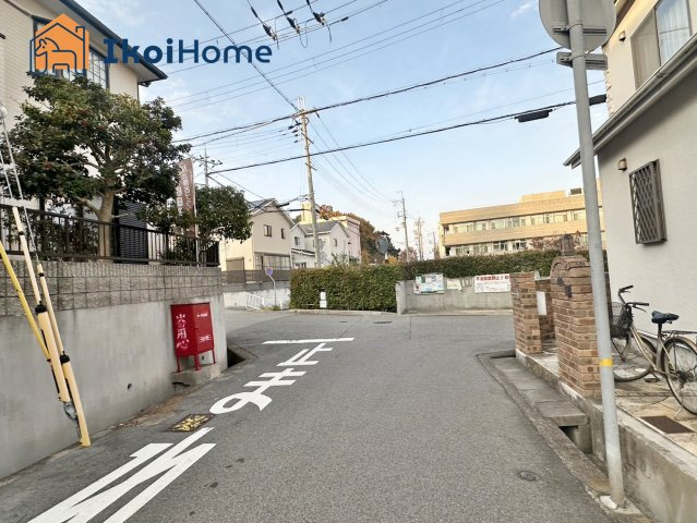 神戸市西区王塚台1丁目　中古戸建の前面道路含む現地写真|●資料・カタログのご請求無料●スーパーやコンビニ、飲食店、病院など徒歩圏内の施設も多々あります。