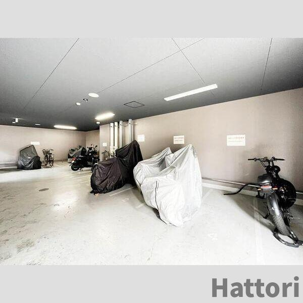 S-RESIDENCE難波Brillerの駐車場