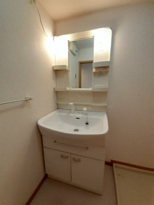 【洗面所】 | フィオーレＡ | 明るい洗面所です