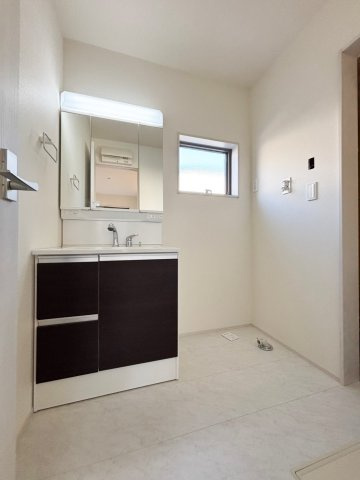 吉川市　栄町　新築戸建　全1棟の独立洗面台|施工例です