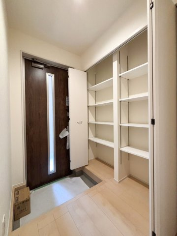 吉川市　栄町　新築戸建　全1棟の玄関|施工例です