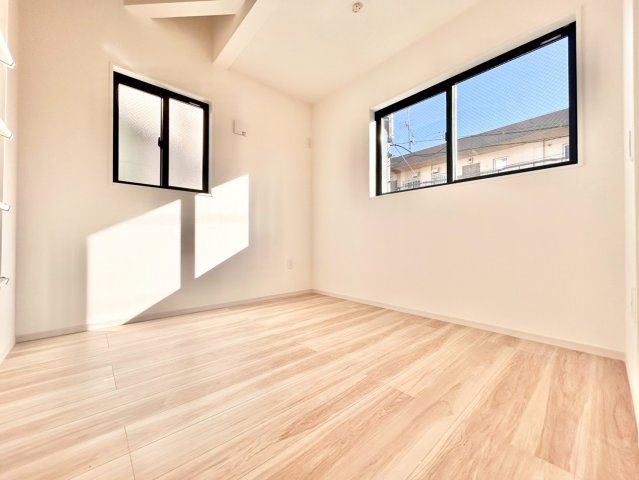 板橋区徳丸2丁目　新築戸建の洋室|全居室は2面採光のため、通風や採光性を高めてくれます。明るく開放的で快適な居住空間を実現！

現地ご見学希望・資料請求などお気軽にお問い合わせ下さい！
03-5990-5201