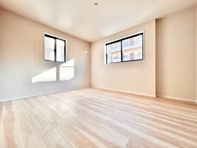 板橋区徳丸2丁目　新築戸建の洋室|木目調で落ち着いた雰囲気の内装は、どんなインテリアにも合わせやすいデザイン。

現地ご見学希望・資料請求などお気軽にお問い合わせ下さい！
03-5990-5201