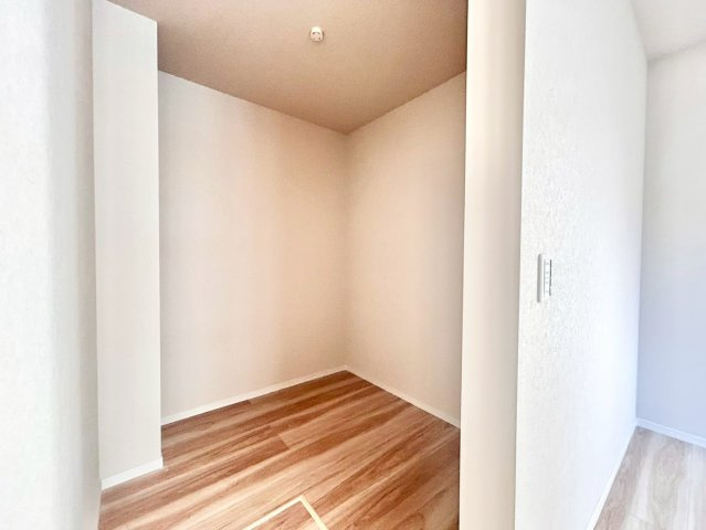 板橋区徳丸2丁目　新築戸建の収納|四季に応じて衣類などをしまう事ができる、大型収納スペースのウォークインクローゼット！

現地ご見学希望・資料請求などお気軽にお問い合わせ下さい！
03-5990-5201