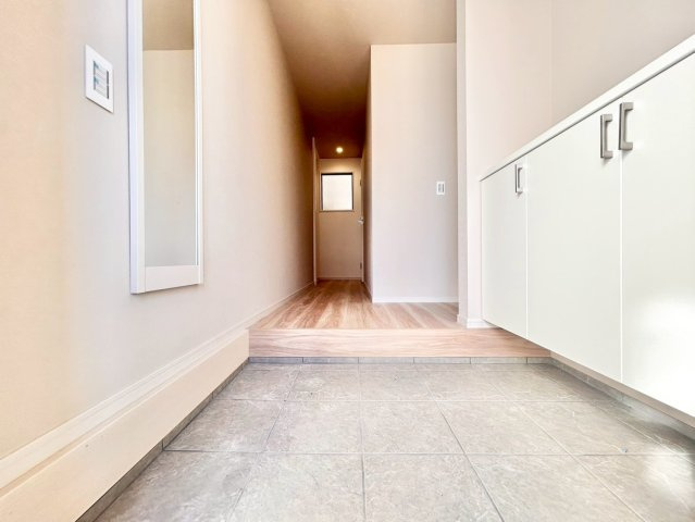 板橋区徳丸2丁目　新築戸建の玄関|玄関横にはシューズボックスがついているため、片付いた玄関がキープできます！

現地ご見学希望・資料請求などお気軽にお問い合わせ下さい！
03-5990-5201