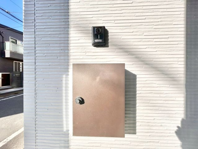 板橋区徳丸2丁目　新築戸建の設備|留守にしていても荷物が受け取れる宅配ボックス。再配達のストレスがありません！

現地ご見学希望・資料請求などお気軽にお問い合わせ下さい！
03-5990-5201