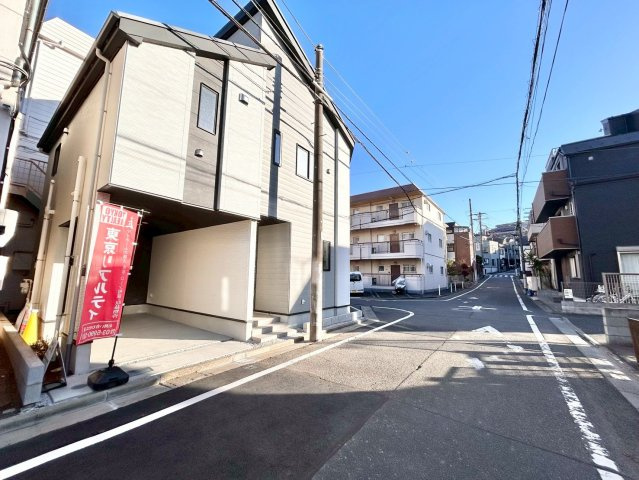 板橋区徳丸2丁目　新築戸建の前面道路含む現地写真|南西角地のため、夕方までしっかりと陽が入ります！日当たりが遮られる可能性が少ないので暖かく過ごすことが出来ます。

現地ご見学希望・資料請求などお気軽にお問い合わせ下さい！
03-5990-5201