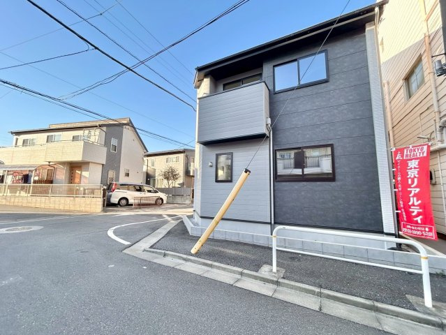 板橋区徳丸2丁目　新築戸建の前面道路含む現地写真|開放感溢れる角地です。

現地ご見学希望・資料請求などお気軽にお問い合わせ下さい！
03-5990-5201