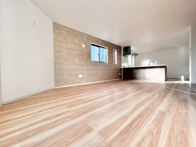 板橋区徳丸2丁目　新築戸建の居間・リビング|2階リビングは採光＆通風良好、外からの視線も気になりません！水廻りを2階に集中させた間取りです。

現地ご見学希望・資料請求などお気軽にお問い合わせ下さい！
03-5990-5201