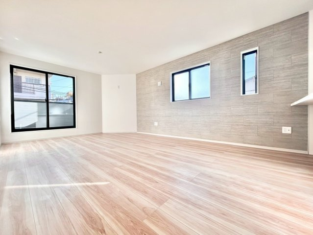 板橋区徳丸2丁目　新築戸建の居間・リビング|南向きのバルコニーから明るい陽射しが降り注ぐ、寛ぎのリビング。

現地ご見学希望・資料請求などお気軽にお問い合わせ下さい！
03-5990-5201