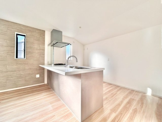 板橋区徳丸2丁目　新築戸建のキッチン|嬉しい対面式キッチンです。家事をしながらリビングにいるご家族とのおしゃべりも楽しめます！

現地ご見学希望・資料請求などお気軽にお問い合わせ下さい！
03-5990-5201