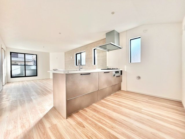 板橋区徳丸2丁目　新築戸建のキッチン|横一列にシンクとコンロをまとめたシンプルなシステムキッチン。動きやすさが魅力です！

現地ご見学希望・資料請求などお気軽にお問い合わせ下さい！
03-5990-5201