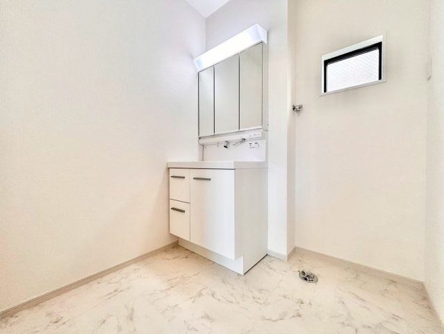 板橋区徳丸2丁目　新築戸建の独立洗面台|清潔感のあるプライベート空間は、身だしなみチェックやお肌のお手入れに最適です。

現地ご見学希望・資料請求などお気軽にお問い合わせ下さい！
03-5990-5201