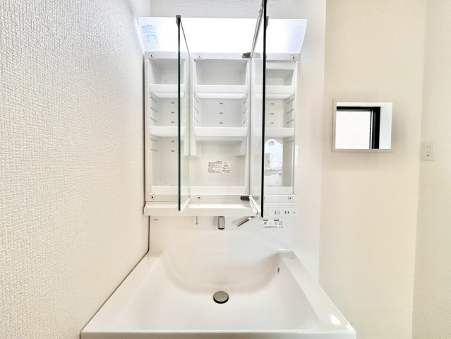 板橋区徳丸2丁目　新築戸建の独立洗面台|三面鏡の裏には収納が付いているため、スムーズに身支度が完了します！

現地ご見学希望・資料請求などお気軽にお問い合わせ下さい！
03-5990-5201