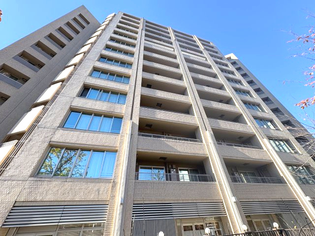 プラウド新宿御苑エンパイアの外観