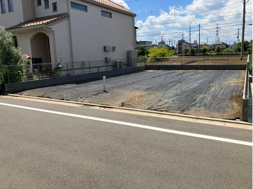 【スマートワン・シティ】小平市小川町３期の外観|41坪超えのゆとりのある敷地。お車2台分の駐車スペースを確保しております(車種による)。