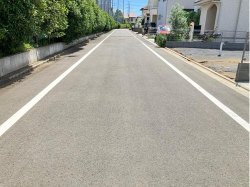 【スマートワン・シティ】小平市小川町３期の外観|前面道路は東側約6mの公道。お車がスムーズにすれ違える広さです。見通しの良い道路のため、お子様の通学の際も安心です。