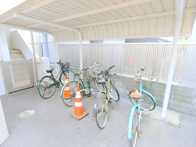 ピソ・エスペランサのその他共用部分|屋根付きの駐輪場