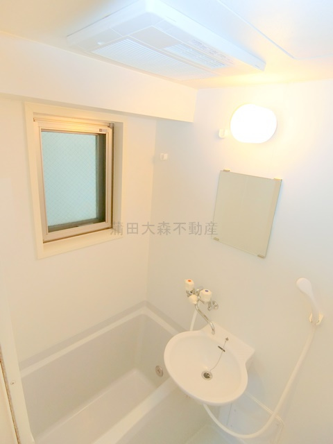 ピソ・エスペランサの浴室|窓と浴室乾燥機付きのお風呂