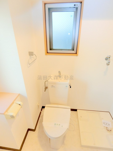 ピソ・エスペランサのトイレ|窓と温水洗浄便座付きのトイレ　