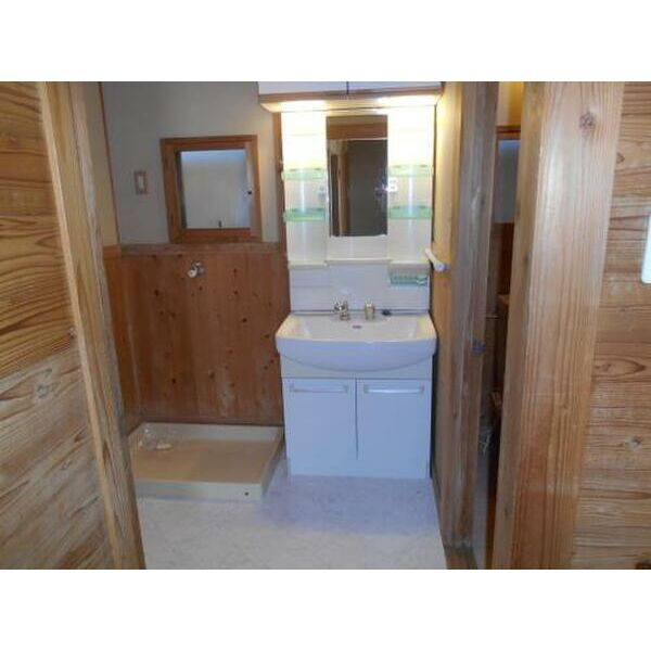 岸和田市別所町３丁目の一戸建ての独立洗面台|独立洗面台、小物を置くことができて便利です