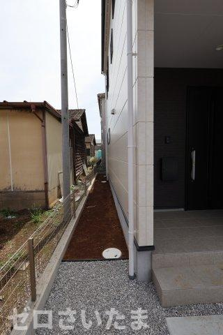 《仲介手数料無料》大宮区三橋４丁目220-1新築一戸建てケイアイグレイスの外観|東側隣地との境界