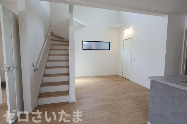 《仲介手数料無料》大宮区三橋４丁目220-1新築一戸建てケイアイグレイスの居間・リビング