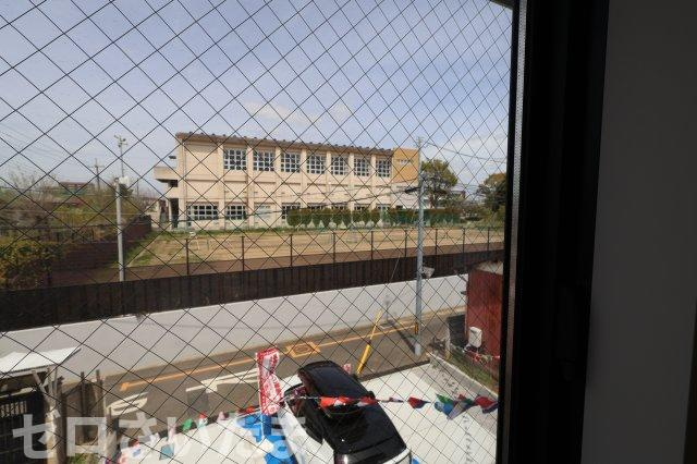 《仲介手数料無料》大宮区三橋４丁目220-1新築一戸建てケイアイグレイスの展望|さいたま市立大宮国際中等教育学校のテニスコートが目の前にあります。体育や部活のときは賑やかになると思います。