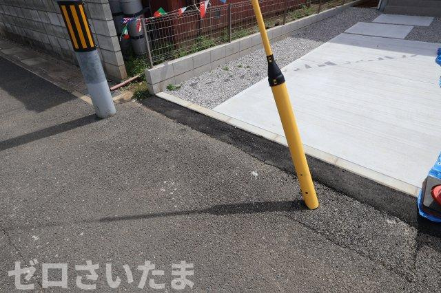《仲介手数料無料》大宮区三橋４丁目220-1新築一戸建てケイアイグレイスの外観|敷地の前に電柱の支線があるので3台車を停める場合は注意が必要です。
